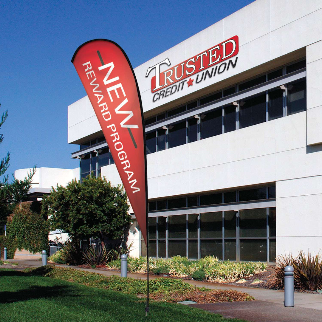 Feather Flags vs. Retractable Banners: Which Display Is Right for Your Event?